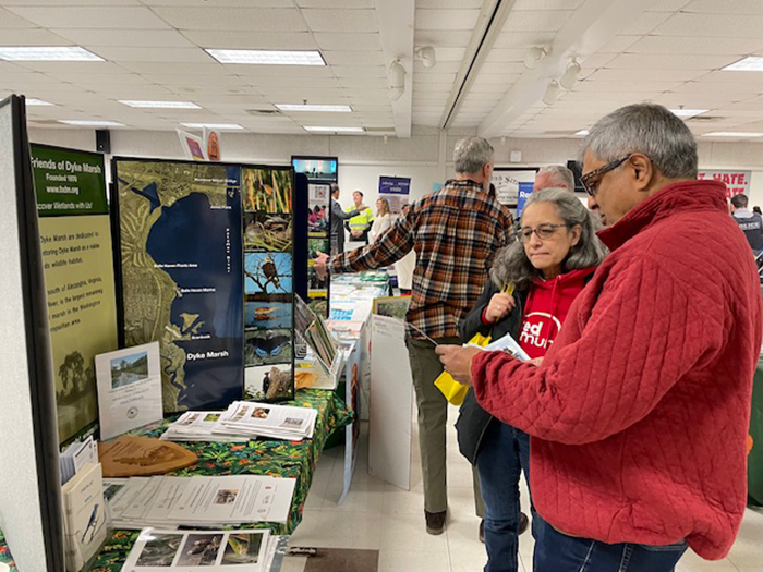 Clarence_Monteiro_discusses_materials_with_attendee-700.jpg